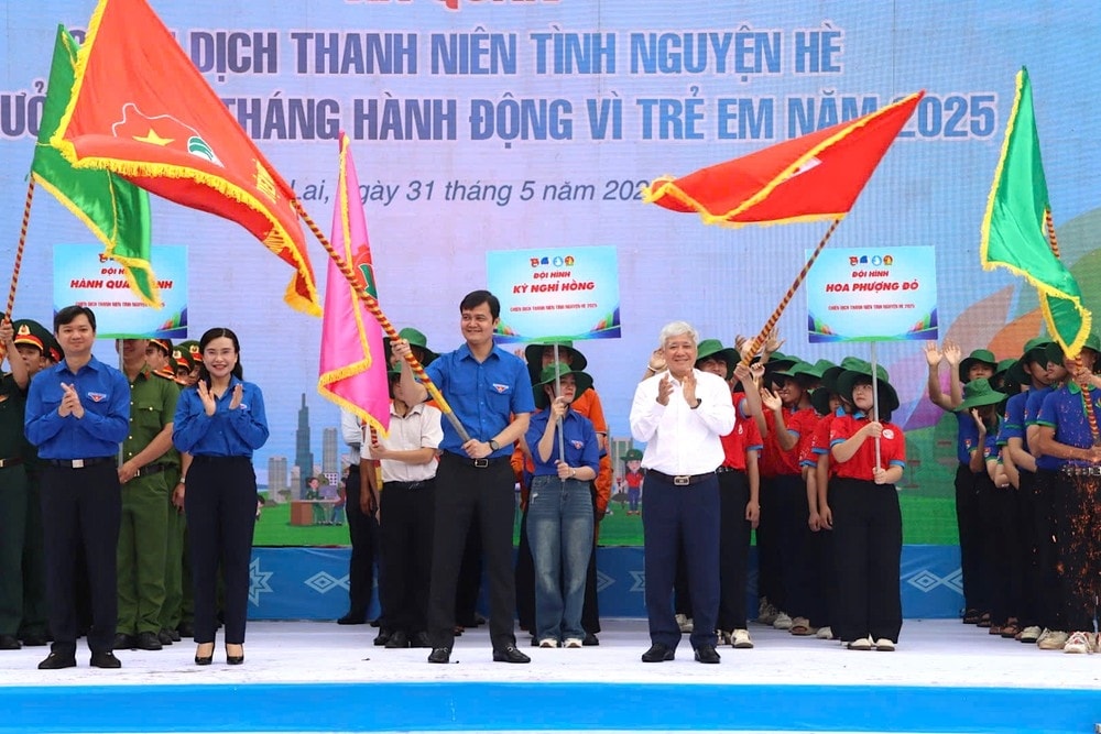 Chủ tịch Ủy ban Trung ương Mặt trận Tổ quốc Việt Nam Đỗ Văn Chiến đã trao cờ hiệu Chiến dịch Thanh niên tình nguyện hè năm 2025 cho Ban Bí thư Trung ương Đoàn