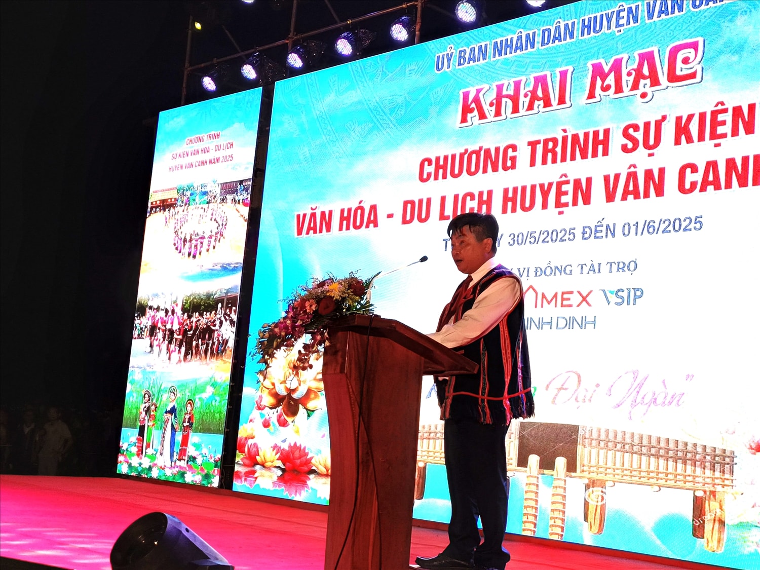Ông Dương Hiệp Hoà, Chỉ tịch UBND huyện vân Canh phát biểu khai mạc Liên hoan Ông Dương Hiệp Hoà, Chỉ tịch UBND huyện vân Canh phát biểu khai mạc Liên hoan