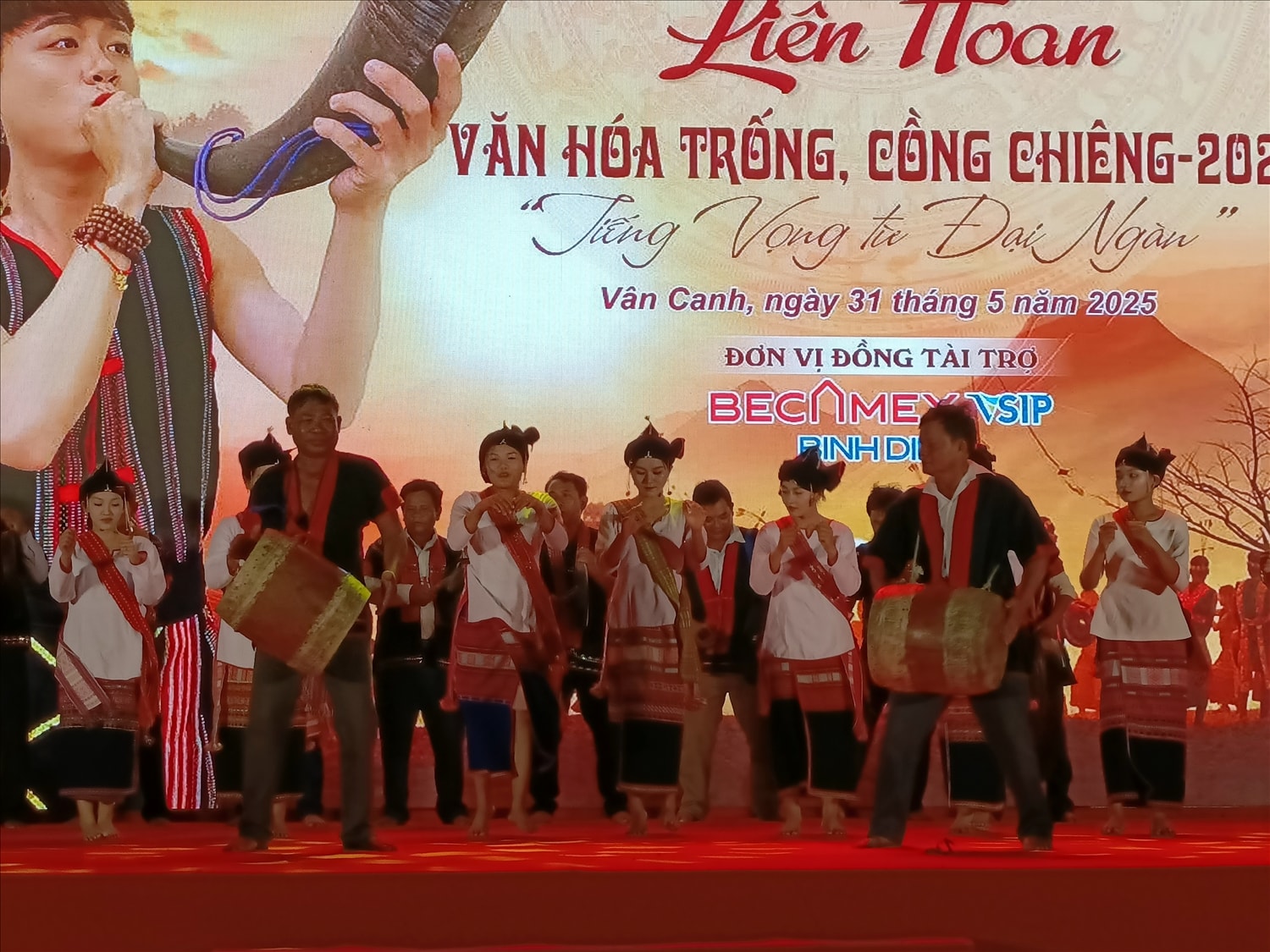 Tiết mục văn nghệ đặc trưng của đồng bào Chăm Hroi huyện Vân Canh Tiết mục văn nghệ đặc trưng của đồng bào Chăm Hroi huyện Vân Canh
