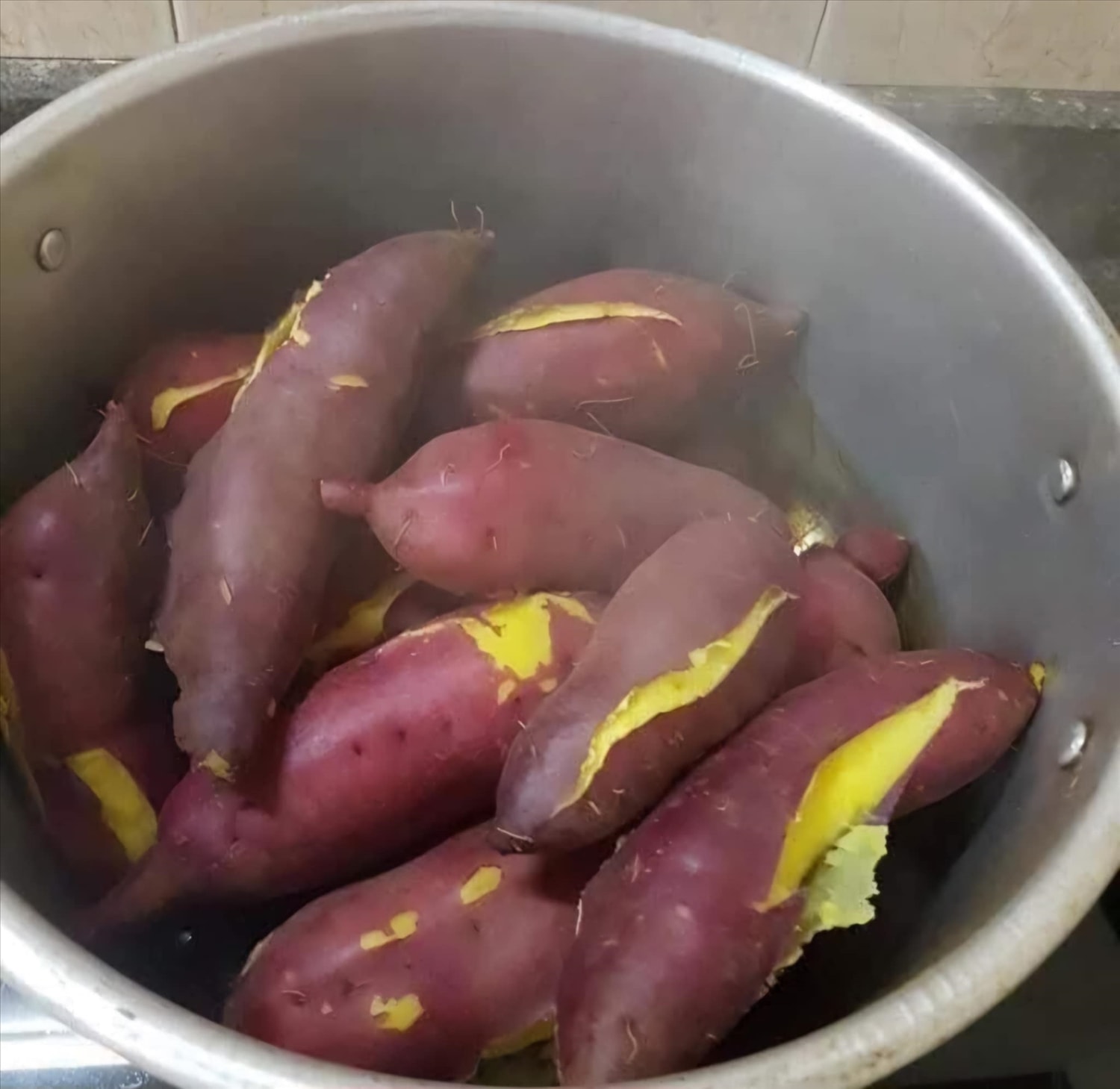 Khoai lang trồng trên đất cát Võ Ninh bở,  dẻo và có vị ngọt nên chất lượng khoai deo Như Mận được ưa chuộng 