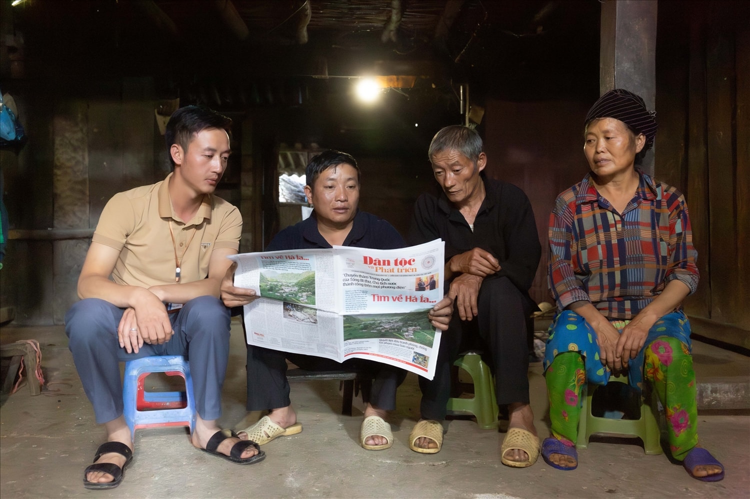 Ông Vàng Nỏ Sính, Trưởng thôn, Người có uy tín thôn Sảng Chải B, xã Lũng Pù, huyện Mèo Vạc tuyên truyền chủ trương, chính sách của Đảng và Nhà nước cho người dân tại địa phương thông qua các bài viết trên Báo Dân tộc và Phát triển