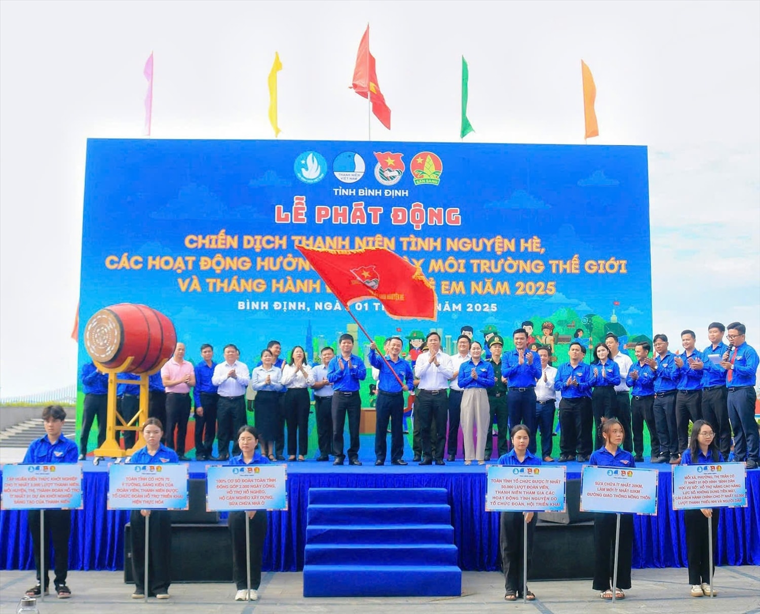 Đại diện lãnh đạo các sở, ban, ngành trao cờ hiệu chiến dịch cho Tỉnh đoàn