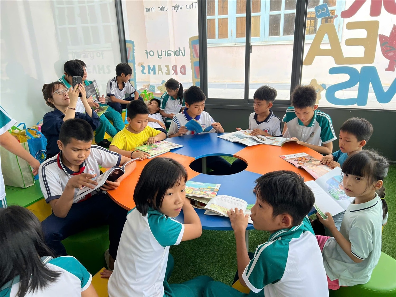 Các em thiếu nhi tham gia Ngày hội “Sách - người bạn của em”