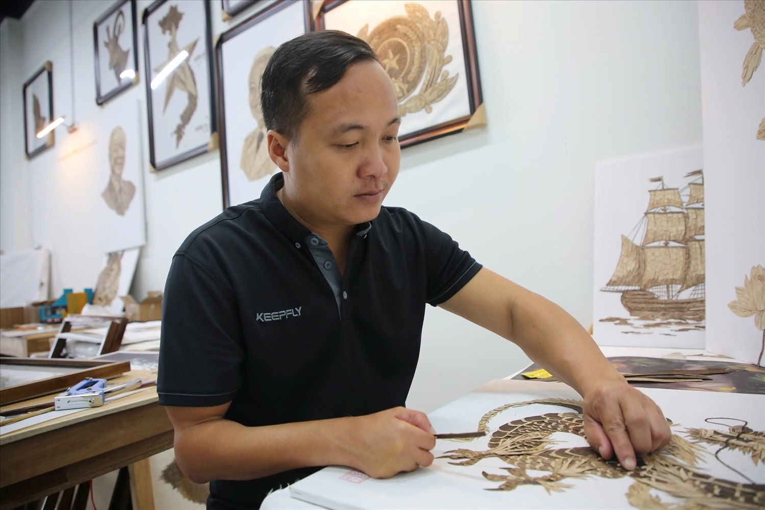 Anh Châu Tùng Dưỡng đang làm tranh ở xưởng Đức học Trầm.