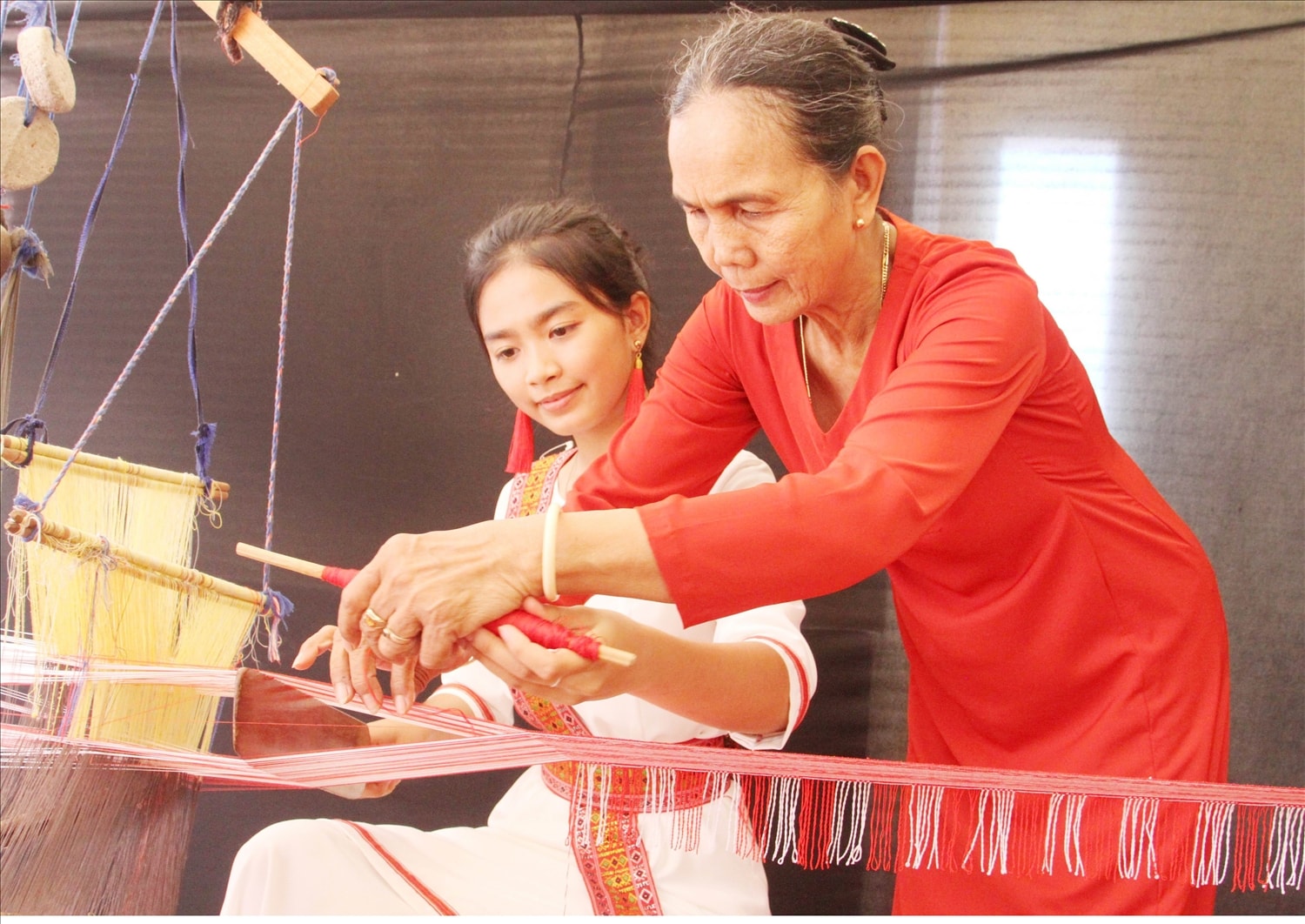 Nghệ nhân Đạt Thị Nam tâm huyết truyền dạy nghề dệt thổ cẩm cho thanh niên dân tộc Chăm.