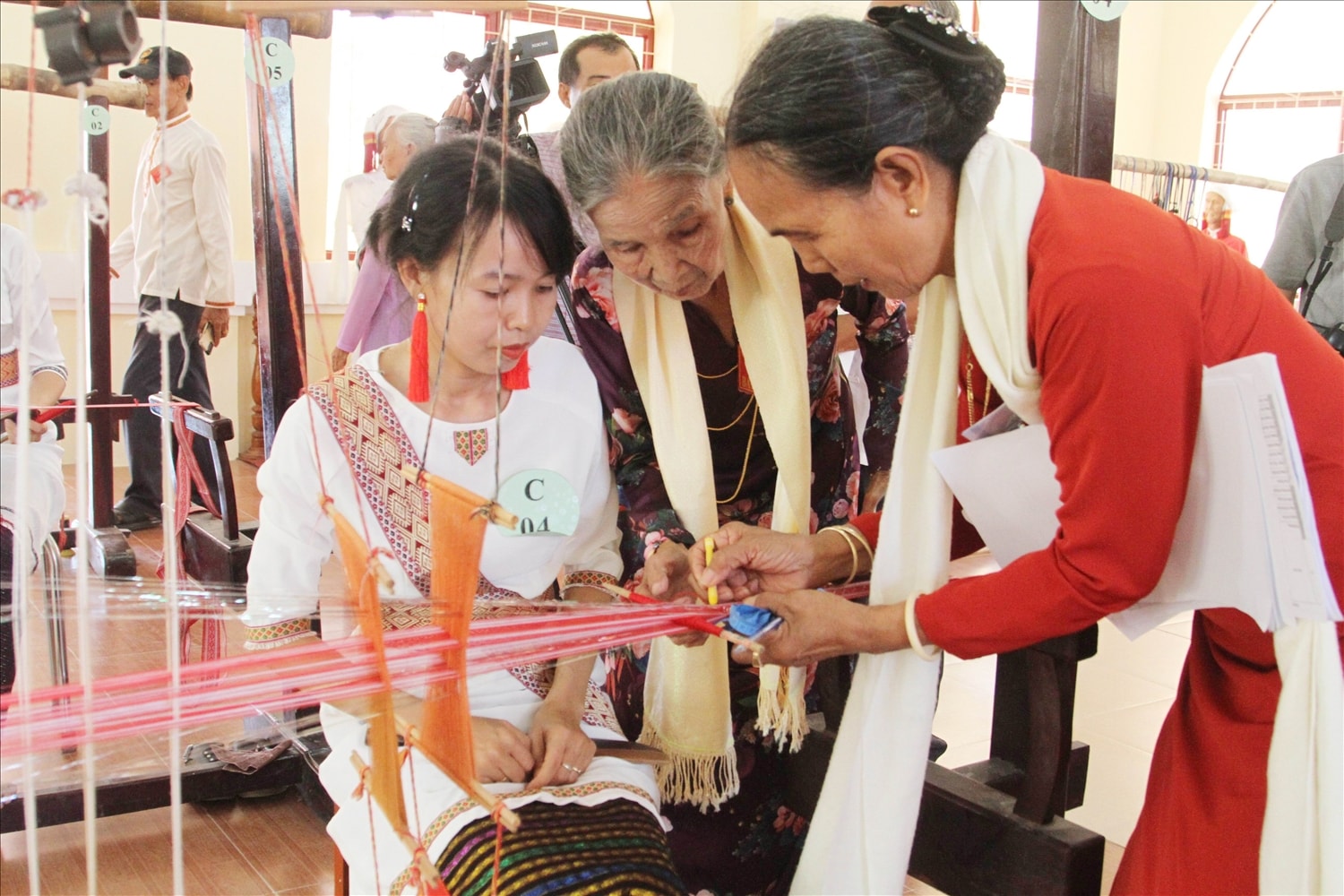 Nghệ nhân Đạt Thị Nam làm giám khảo trong các cuộc thi dệt thổ cẩm ở thị trấn Phước Dân. 