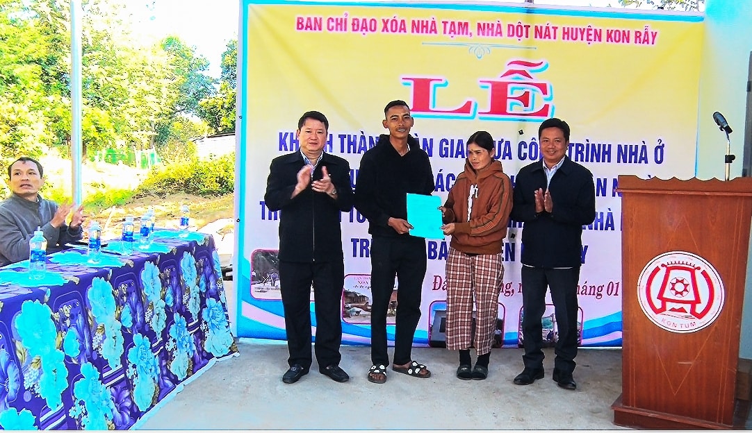 Kon Rẫy là huyện đầu tiên của tỉnh Kon Tum hoàn thành công tác xóa nhà tạm, nhà dột nát