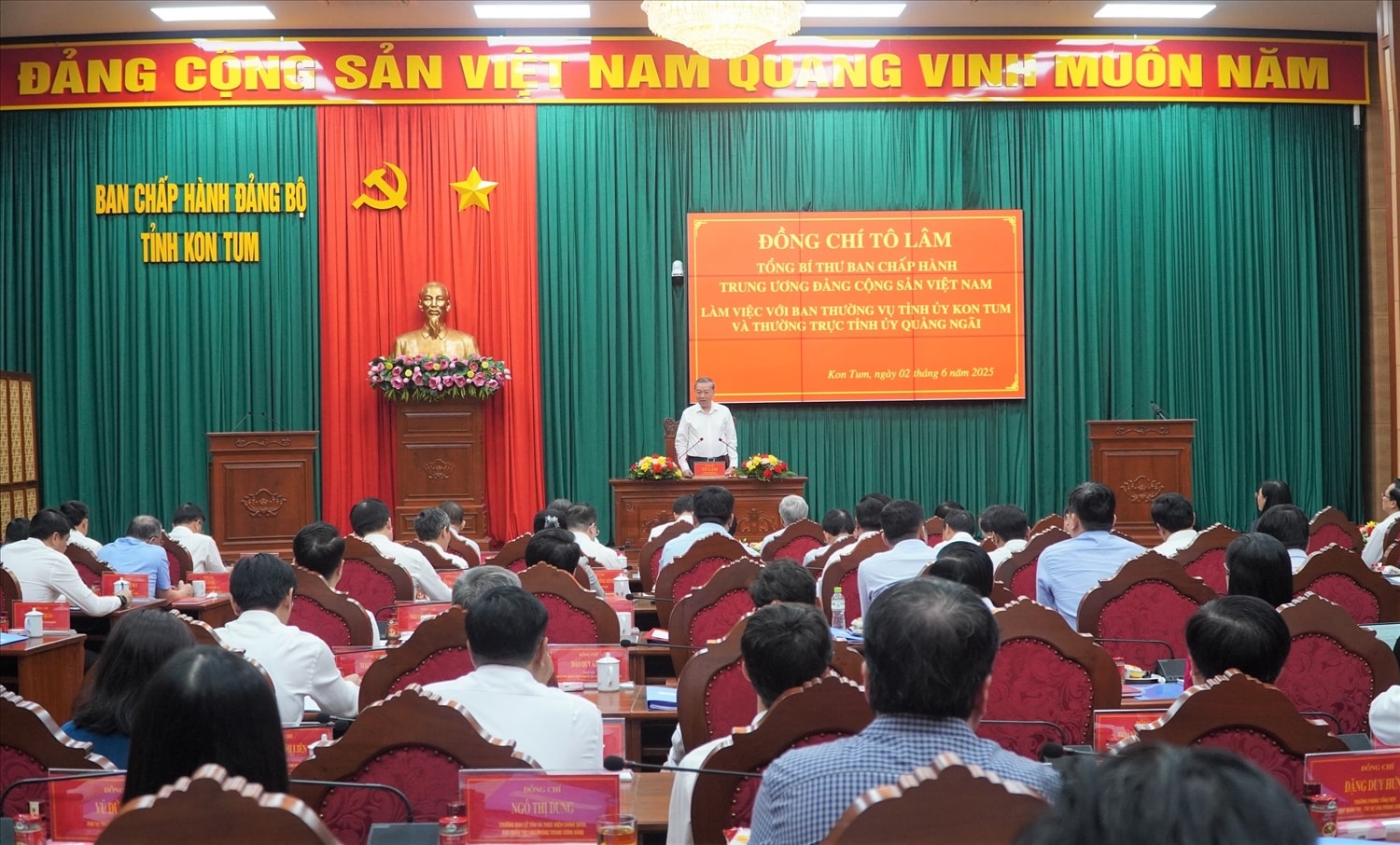 Quang cảnh buổi làm việc