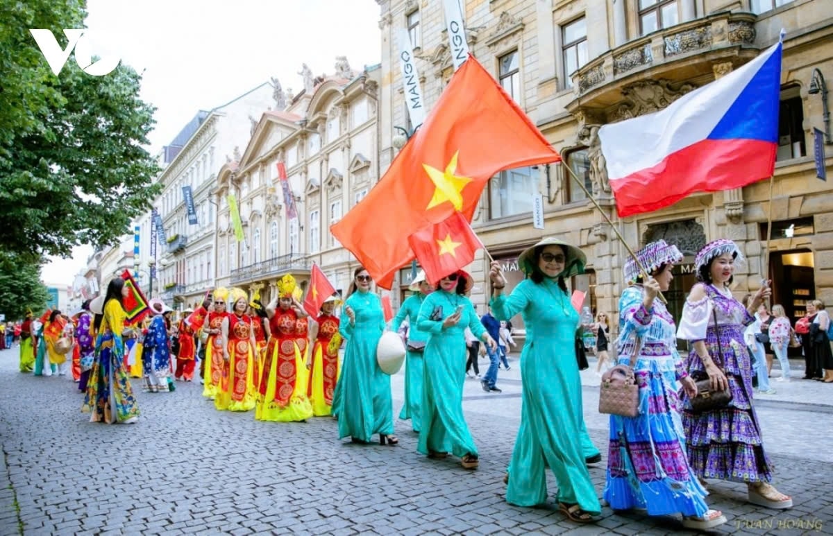 Đoàn Việt Nam diễu hành qua các con phố ở Praha. Ảnh: VOV