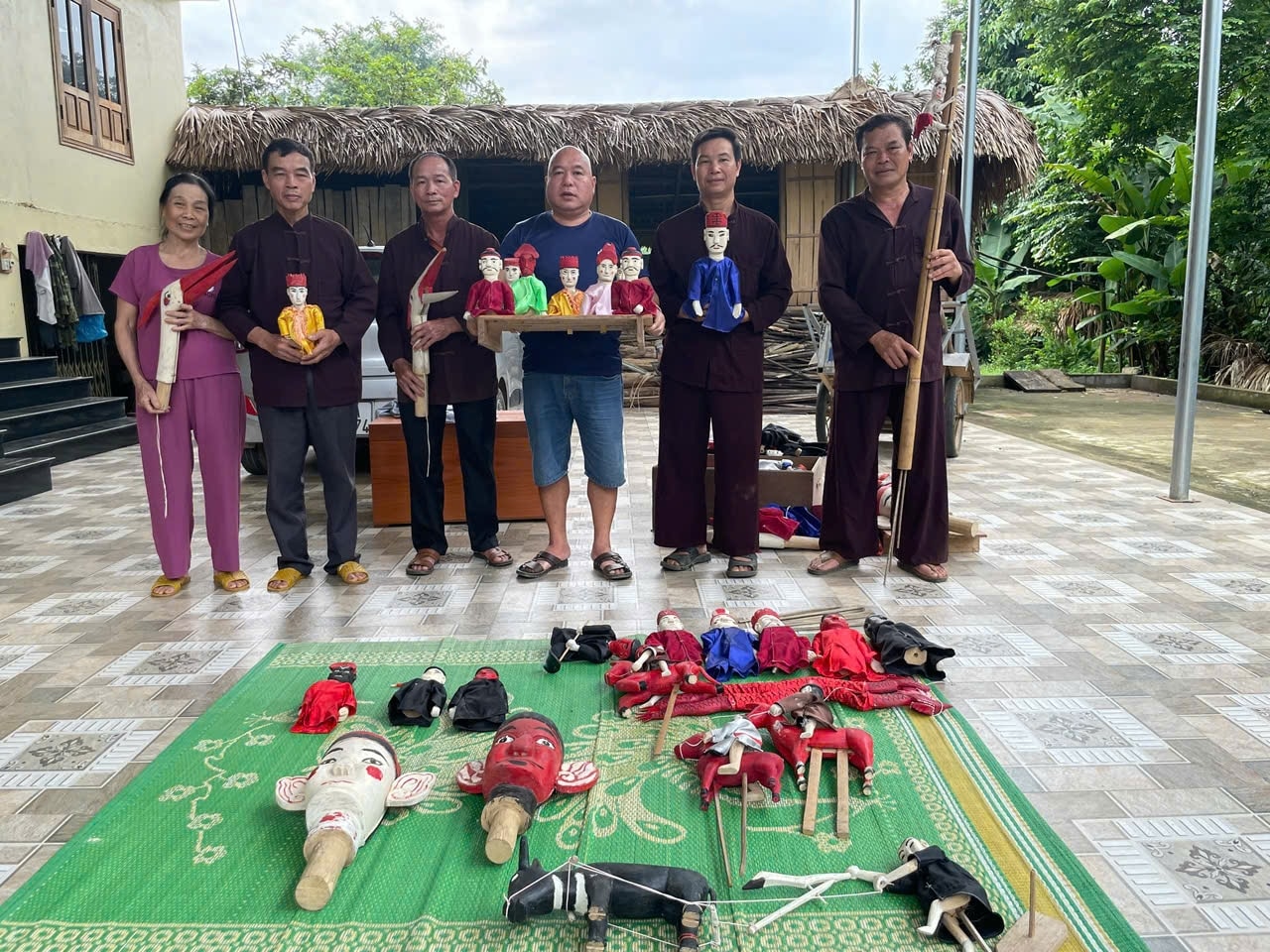Nghệ nhân Ma Quang Nhanh cùng các thành viên phường rối cạn Thẩm Rộc, xã Bình Yên chuẩn bị con rối trước khi biểu diễn