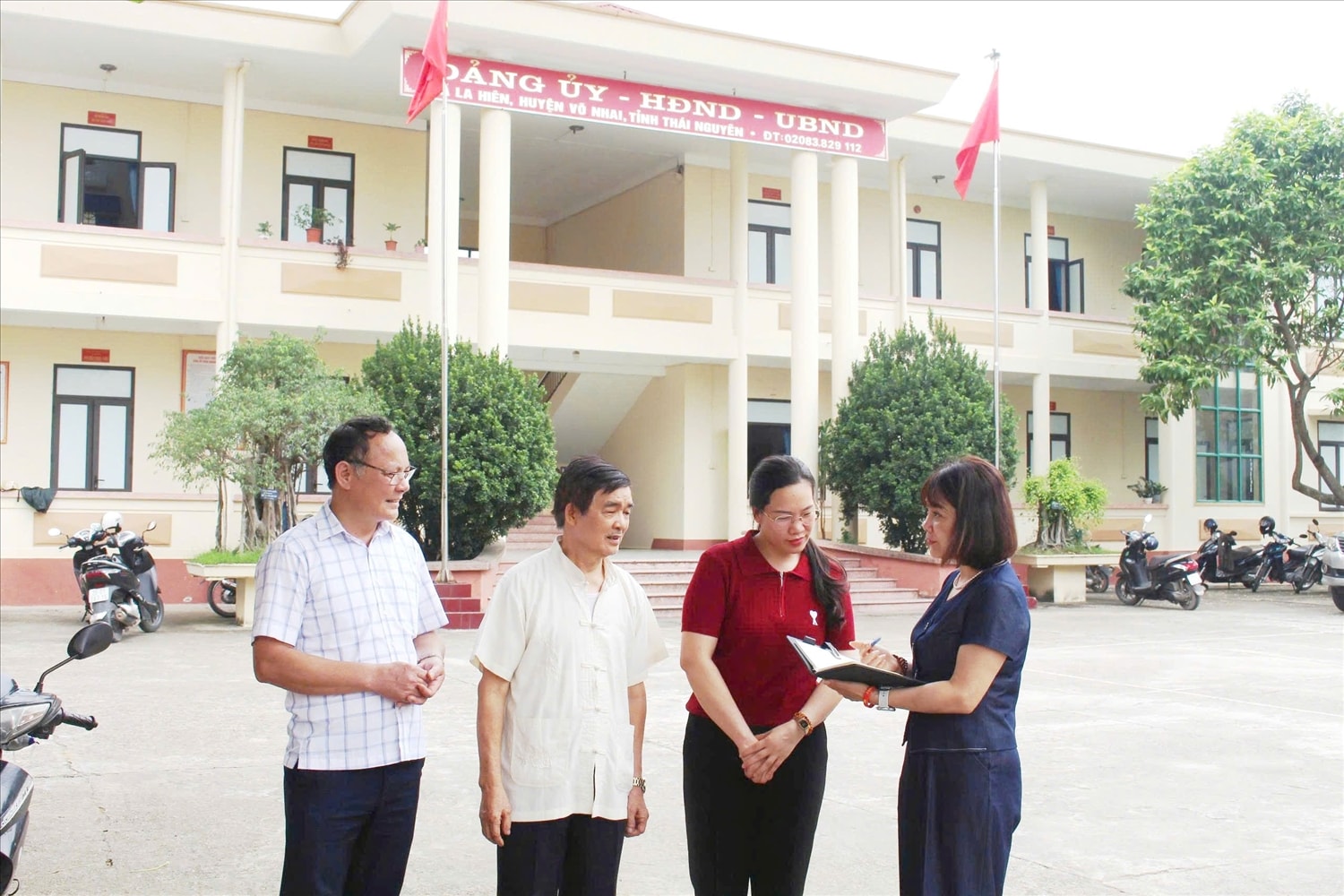 Ông Trịnh Mạnh Hùng, sinh năm 1954,(đứng thứ 2 từ trái  sang) là Người có uy tín xóm Cây Bòng, xã La Hiên trao đổi cùng phóng viên Báo Dân tộc và phát triển.  (Ảnh Thảo Khánh)