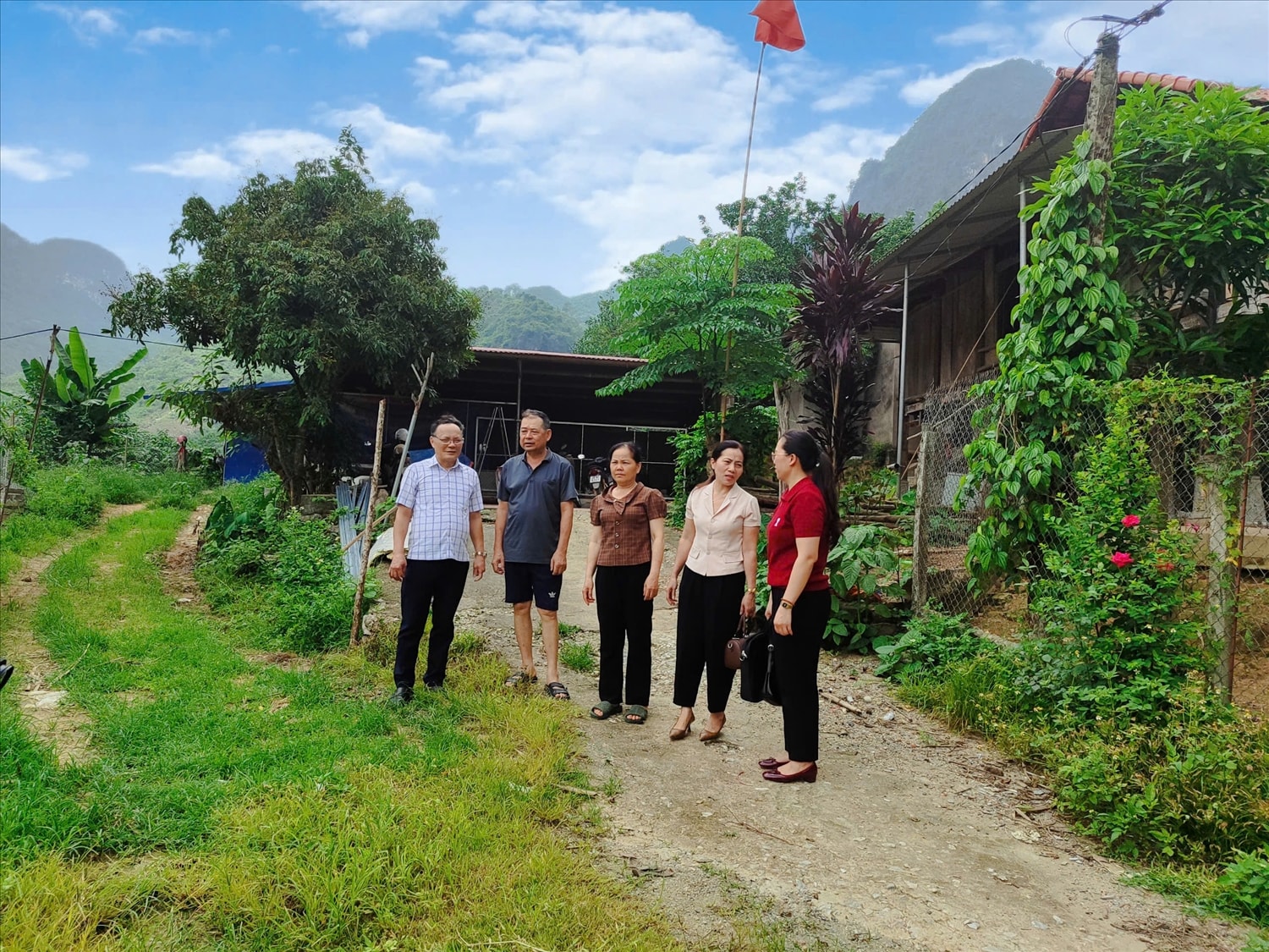 Bà Lý Thị Trúc, sinh năm 1971, (đứng thứ 3 từ phải sang)  người dân tộc Cao Lan trò chuyện với lãnh đạo phòng Dân tộc và Tôn giáo huyện Võ Nhai.  (Ảnh Thảo Khánh)