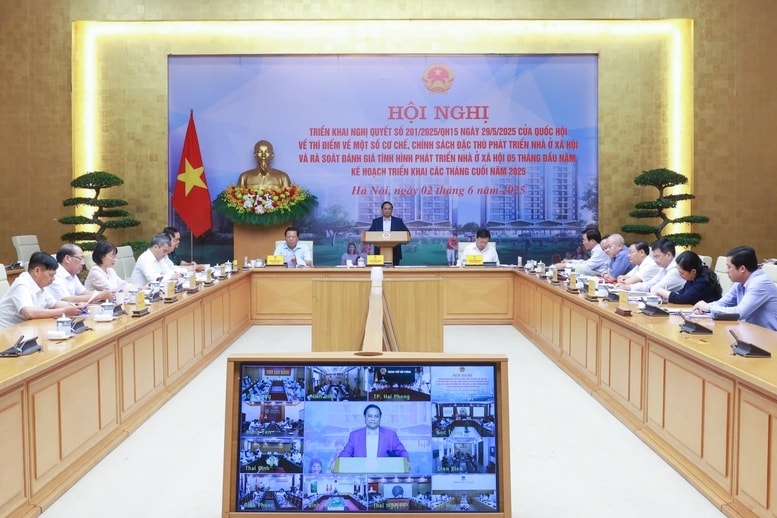 Thủ tướng nhấn mạnh, cần hiểu đúng về phạm vi rất rộng của các đối tượng được hỗ trợ trong chính sách nhà ở xã hội - Ảnh: VGP/Nhật Bắc