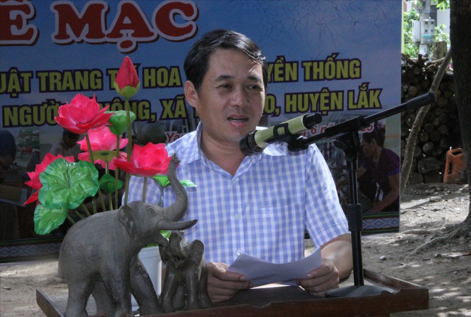 Phó Giám đốc Sở Văn hóa, Thể thao và Du lịch tỉnh Đắk Lắk Lại Đức Đại phát biểu tại buổi lễ Phó Giám đốc Sở Văn hóa, Thể thao và Du lịch tỉnh Đắk Lắk Lại Đức Đại phát biểu tại buổi lễ
