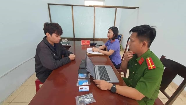 Đối tượng tại cơ quan công an