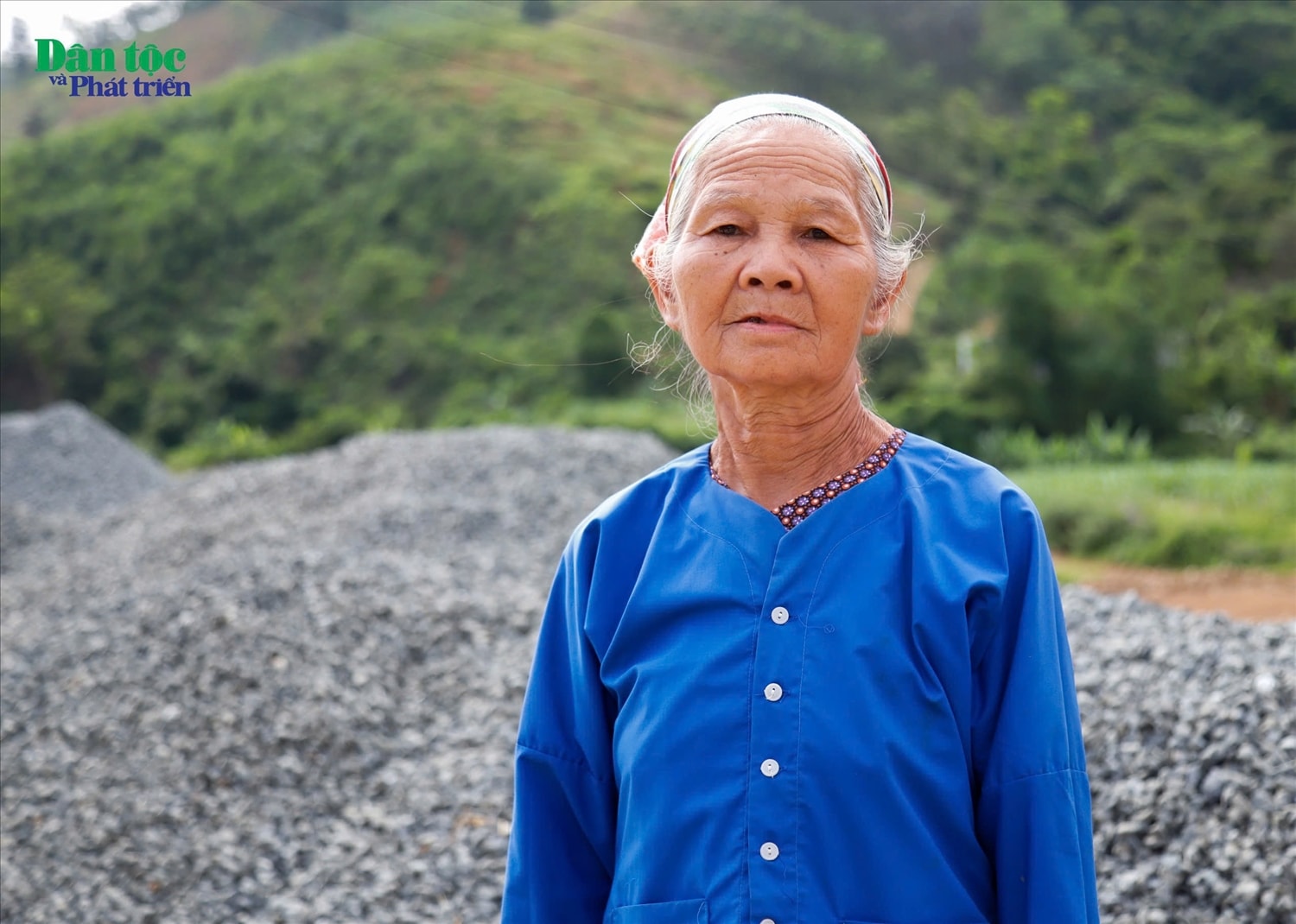 Bà Hoàng Thị Chơn (74 tuổi), dân tộc Tày ở xóm Đồng Xoong, thôn Làng Hăng, xã Quan Sơn, huyện Chi Lăng (Lạng Sơn) xúc động  sau bao nhiêu năm mới có cây cầu để đi lại thuận lợi