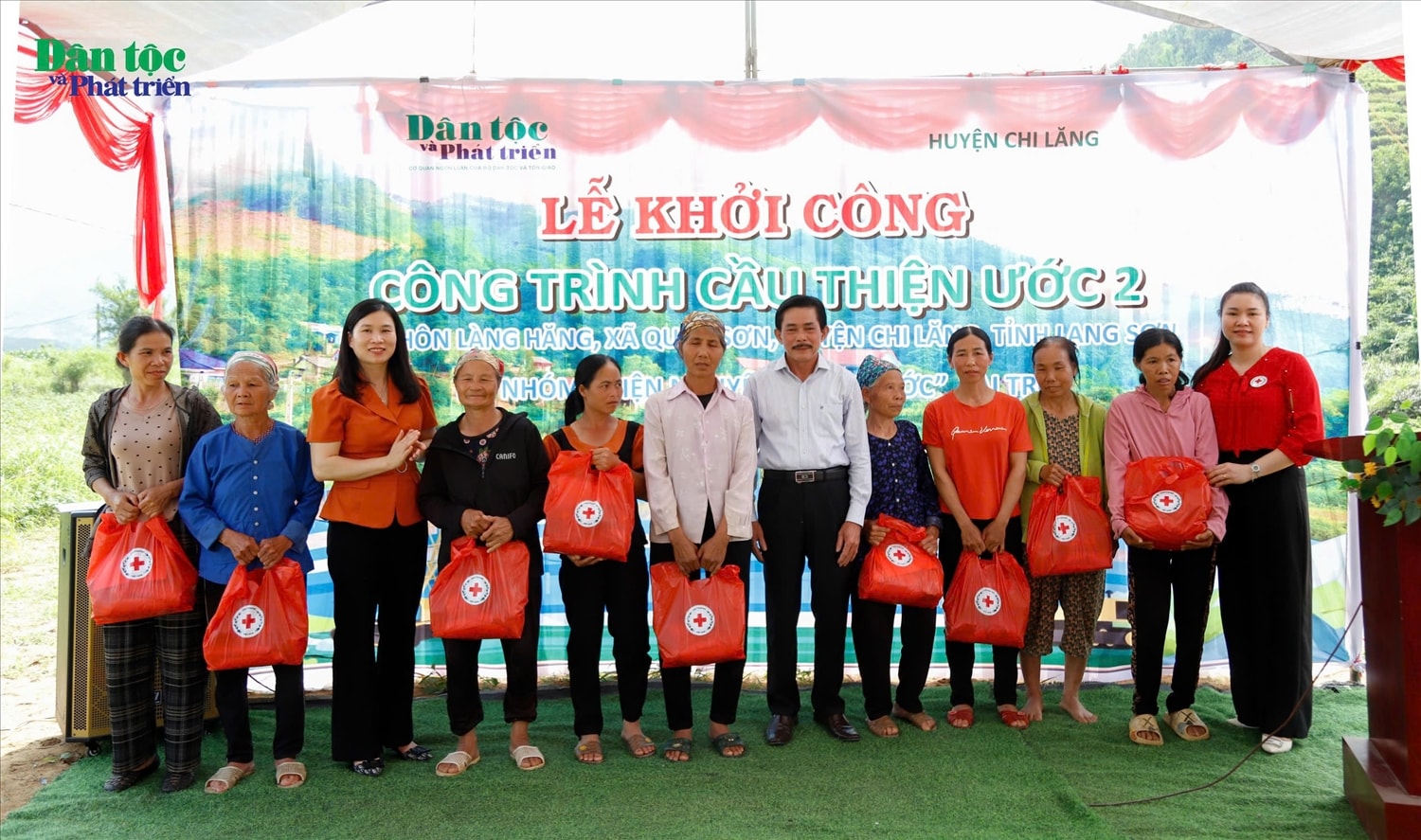 Đại diện lãnh đạo Hội Chữ Thập đỏ huyện Chi Lăng, Tổng biên tập Báo Dân tộc và Phát triển Lê Công Bình và Bí thư huyện ủy Chi Lăng (Lạng Sơn)Trần Thanh tặng 10 suất quà tặng các hộ gia đình khó khăn của thôn Làng Hăng, xã quan Sơn 