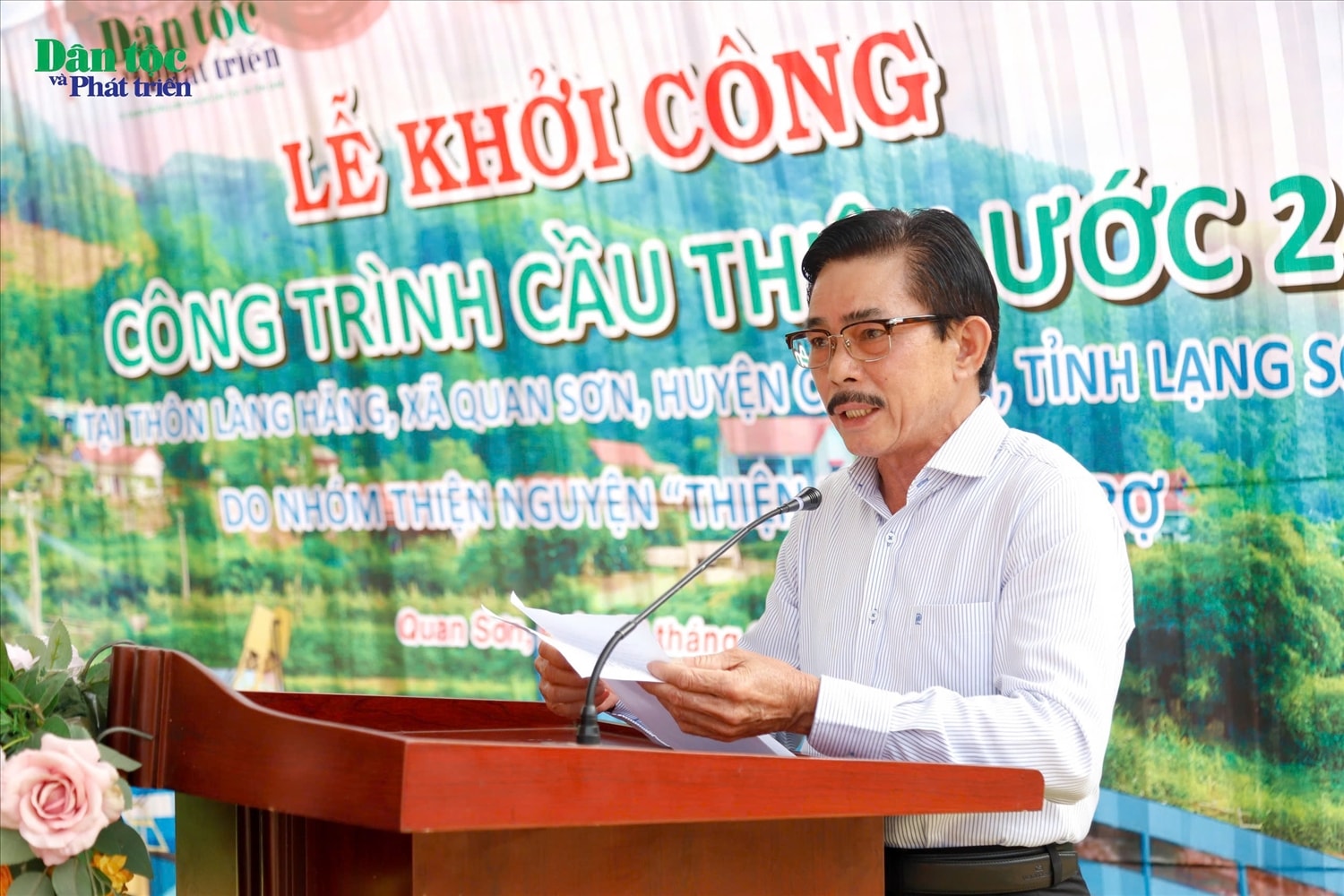 Tổng biên tập Báo Dân tộc và Phát triển (Bộ Dân tộc và Tôn Giáo) Lê Công Bình phát biểu với buổi lễ Khởi công