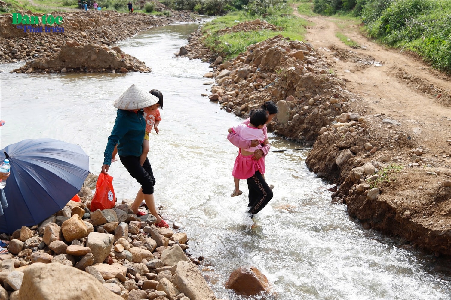 Sau này bà con ở thôn Làng Hăng, xã Quan Sơn, huyện Chi Lăng (Lạng Sơn)  sẽ không còn cảnh trèo đèo, lội suối để đi sang bên  sông