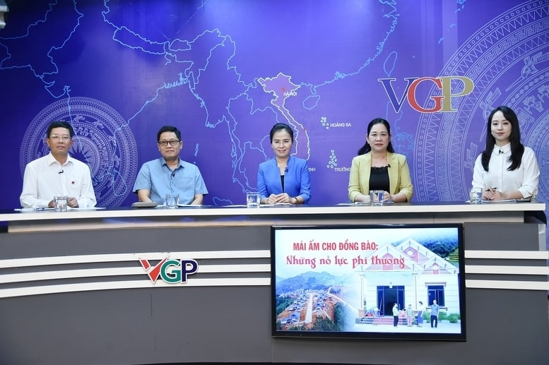 Thứ trưởng Bộ Dân tộc và Tôn giáo Nông Thị Hà (thứ 2 từ  phải qua) khẳng định: Việc xóa bỏ hoàn toàn nhà tạm, nhà dột nát trên cả nước để đồng bào được thụ hưởng thành quả của cách mạng và công cuộc đổi mới là một chủ trương đúng đắn, hợp lòng dân và đã cho thấy hiệu quả rõ nét trong thời gian qua.