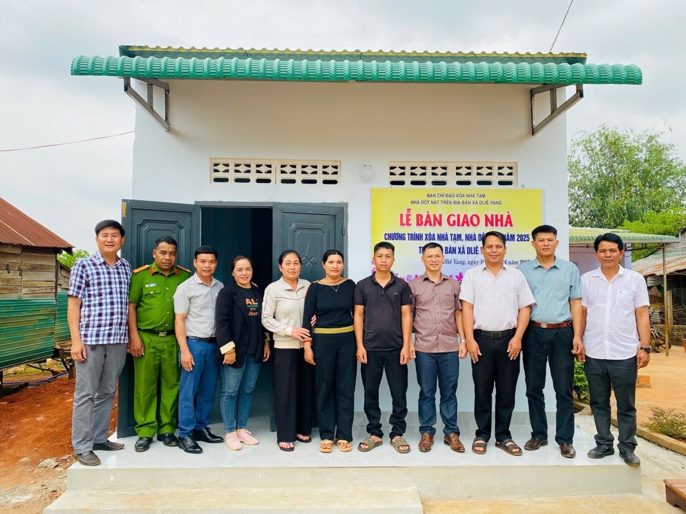 Một buổi lễ bàn giao nhà Chương trình xóa nhà tạm, nhà dột nát năm 2025 trên địa bàn xã Dliê Yang, huyện EaH'leo, tỉnh Đăk Lăk