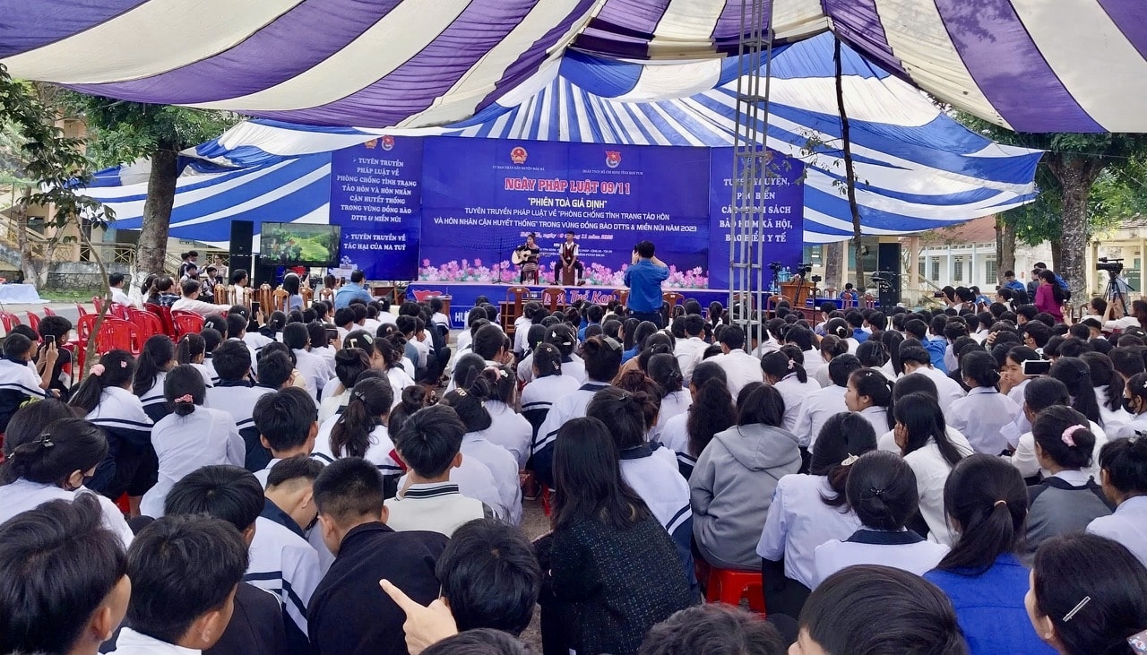 Huyện Đăk Hà tổ chức “Phiên tòa giả định” tại Trường PTDTNT huyện nhằm tuyên truyền, phổ biến pháp luật về hôn nhân, TH&HNCHT cho các em học sinh