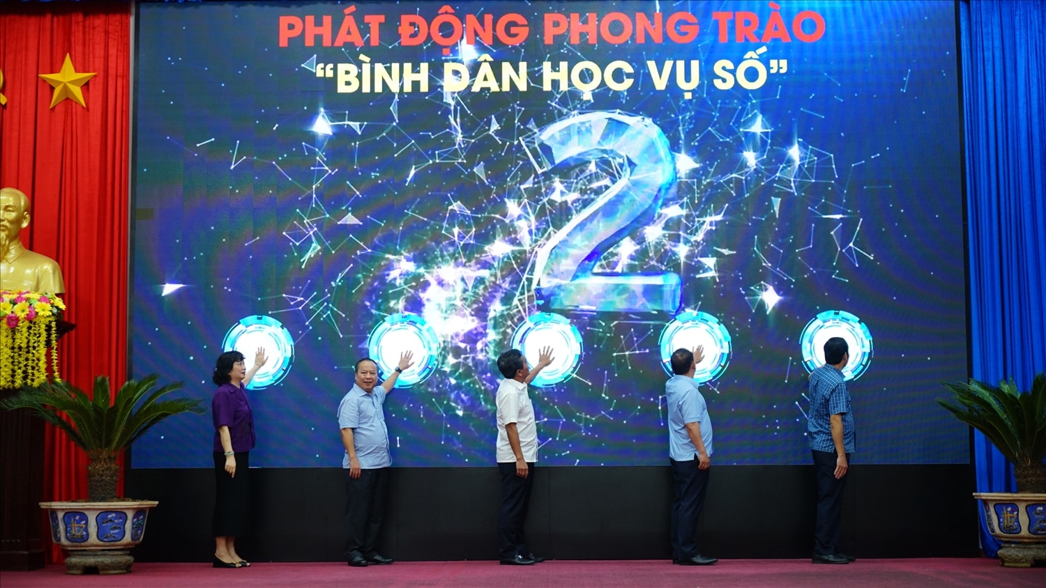 Lãnh đạo tỉnh Gia Lai thực hiện nghi thức bấm nút phát động phong trào 
