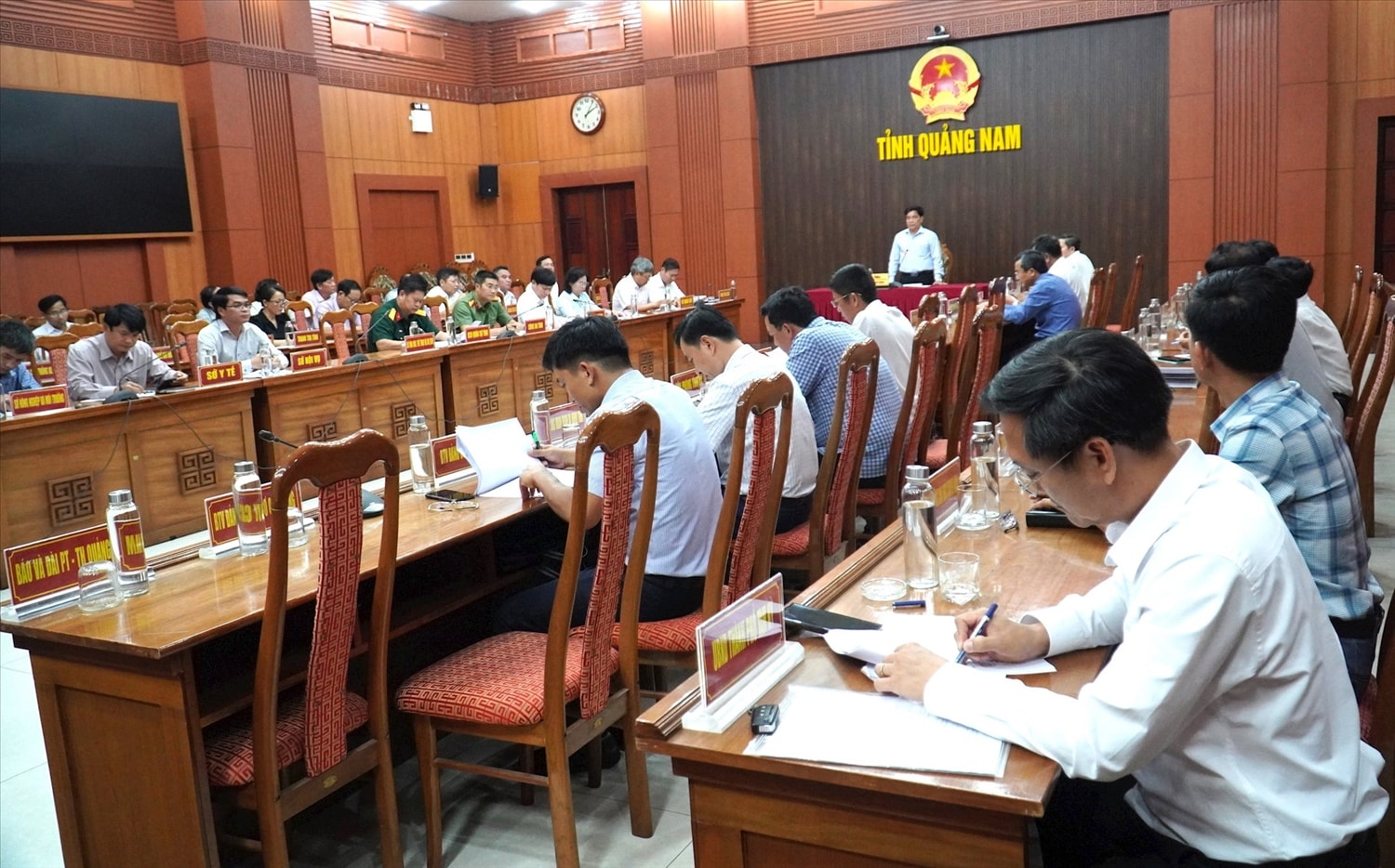 Quang cảnh buổi họp bàn về phương án sắp xếp trụ sở công sau sáp nhập đơn vị hành chính.