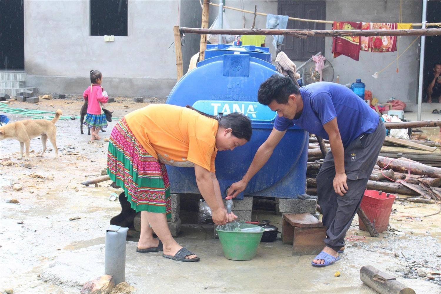Chị Sầm Thị Duyên và anh Lý Văn Đông, người dân tộc Mông, xóm Liên Phương, xã Văn Lăng, huyện Đồng Hỷ, tỉnh Thái Nguyên vô cùng phấn khởi khi được thụ hưởng các công trình nước sạch. (ảnh Thảo Khánh)