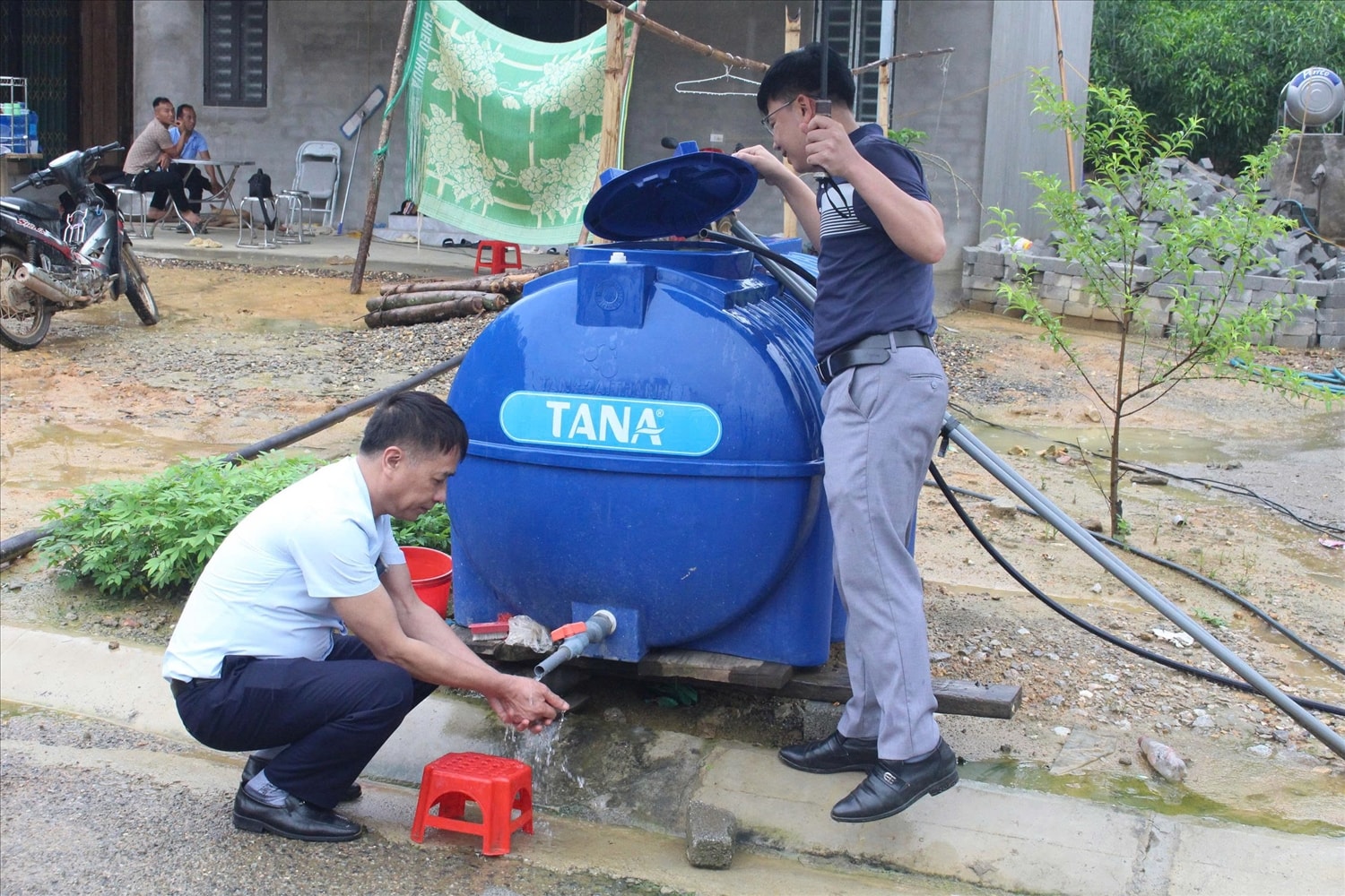 Ông Vũ Xuân Thái – Trưởng phòng Dân tộc và Tôn giáo huyện Đồng Hỷ và ông Ngô Văn Tài  Phó Chủ tịch UBND xã Văn Lăng kiểm tra téc nước tại xóm Liên Phương, xã Văn Lăng, huyện Đồng Hỷ. (ảnh Thảo Khánh)