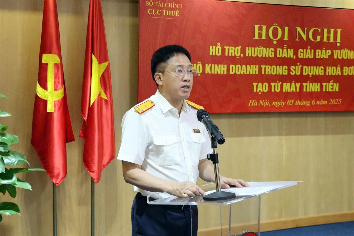 Ông Mai Sơn, Phó Cục trưởng Cục Thuế phát biểu tại hội nghị.Ảnh TL