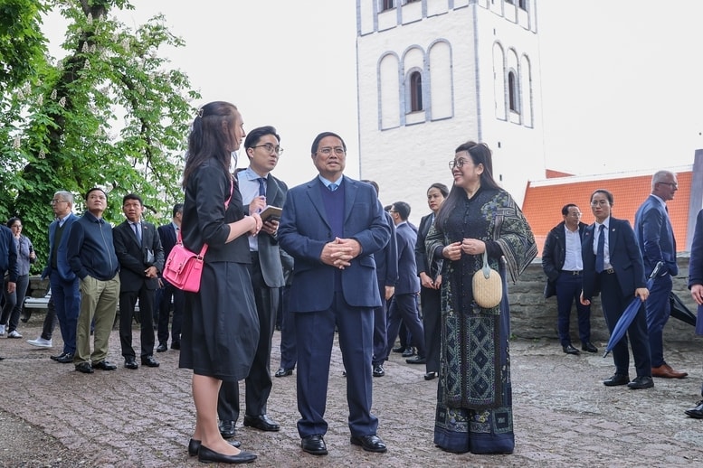 Thủ tướng và Phu nhân nghe giới thiệu về phố cổ Tallinn - Ảnh: VGP/Nhật Bắc Thủ tướng và Phu nhân nghe giới thiệu về phố cổ Tallinn - Ảnh: VGP/Nhật Bắc