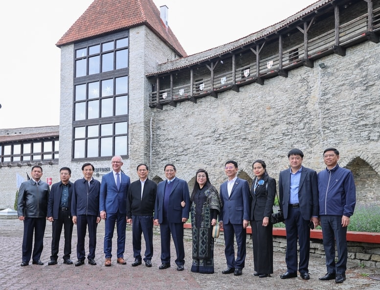 Thủ tướng và Phu nhân chụp ảnh lưu niệm tại phố cổ Tallinn - Ảnh: VGP/Nhật Bắc Thủ tướng và Phu nhân chụp ảnh lưu niệm tại phố cổ Tallinn - Ảnh: VGP/Nhật Bắc