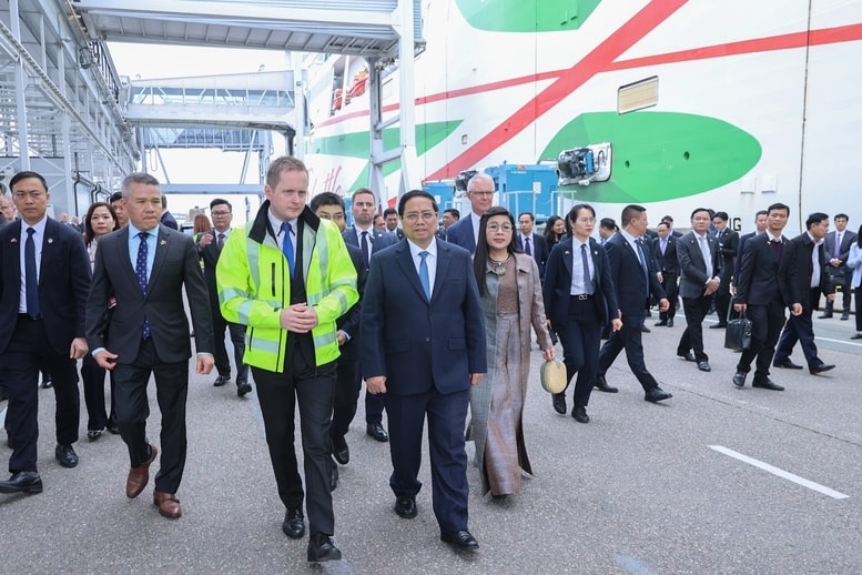 Đại diện Cảng Tallinn giới thiệu với Thủ tướng và Phu nhân về hoạt động của cảng - Ảnh: VGP/Nhật Bắc Đại diện Cảng Tallinn giới thiệu với Thủ tướng và Phu nhân về hoạt động của cảng - Ảnh: VGP/Nhật Bắc