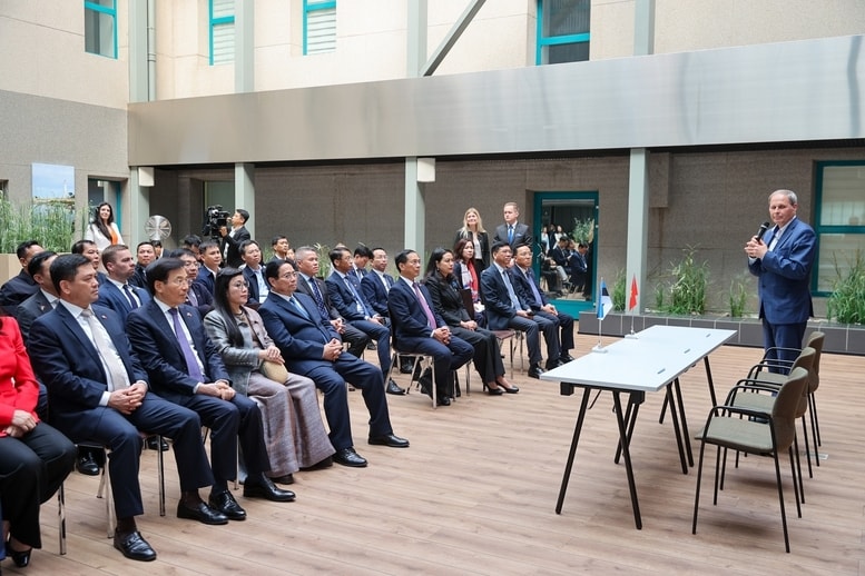 Thủ tướng và Phu nhân nghe giới thiệu về lịch sử, quy mô và hoạt động của cảng - Ảnh: VGP/Nhật Bắc Thủ tướng và Phu nhân nghe giới thiệu về lịch sử, quy mô và hoạt động của cảng - Ảnh: VGP/Nhật Bắc