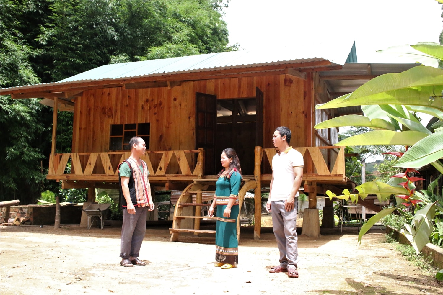Ông A Phúc (bên trái), Người có uy tín thôn Mô Pả, xã Đăk Hà, huyện Tu Mơ Rông thường xuyên tuyên truyền người dân trong thôn chung tay, góp sức cùng chính quyền địa phương để triển khai thực hiện có hiệu quả Chương trình MTQG 1719