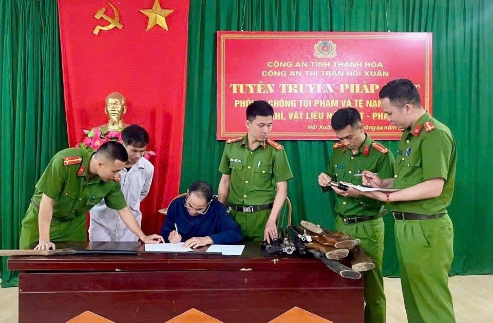 Cơ quan chức năng thu giữ súng các loại.