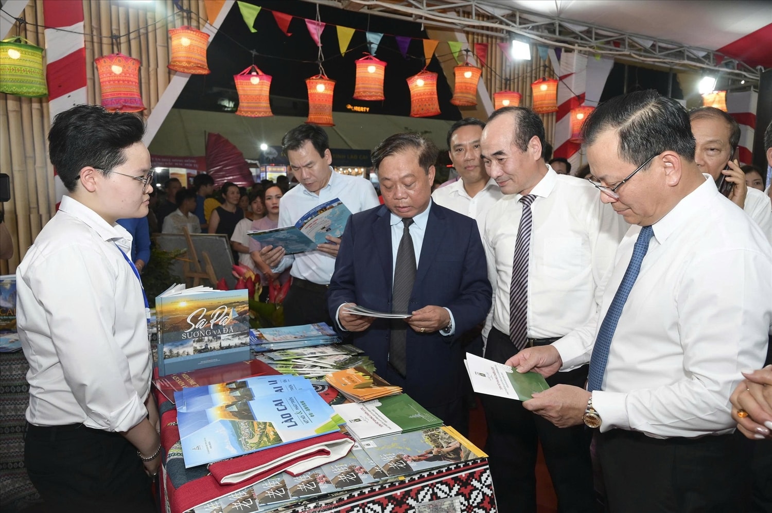 Đại biểu tham quan các gian hàng trưng bày tại Hội chợ Đại biểu tham quan các gian hàng trưng bày tại Hội chợ