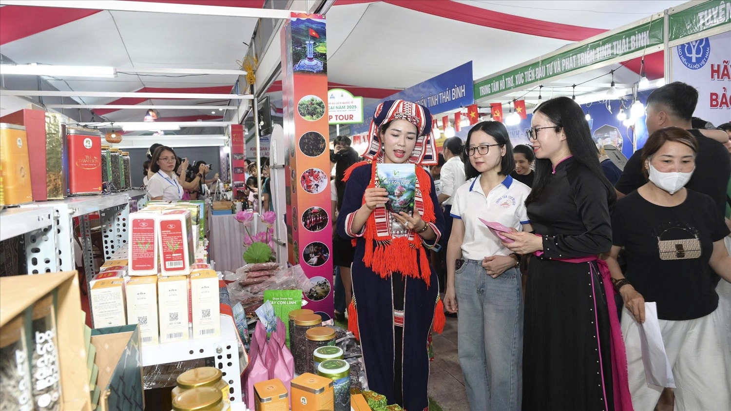 Hội chợ được tổ chức với quy mô 130 gian hàng trong và ngoài nước Hội chợ được tổ chức với quy mô 130 gian hàng trong và ngoài nước