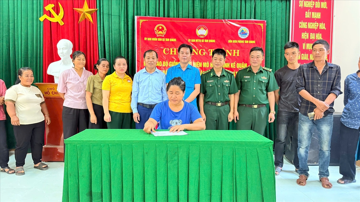 Các hộ dân ký cam kết nhận con giống