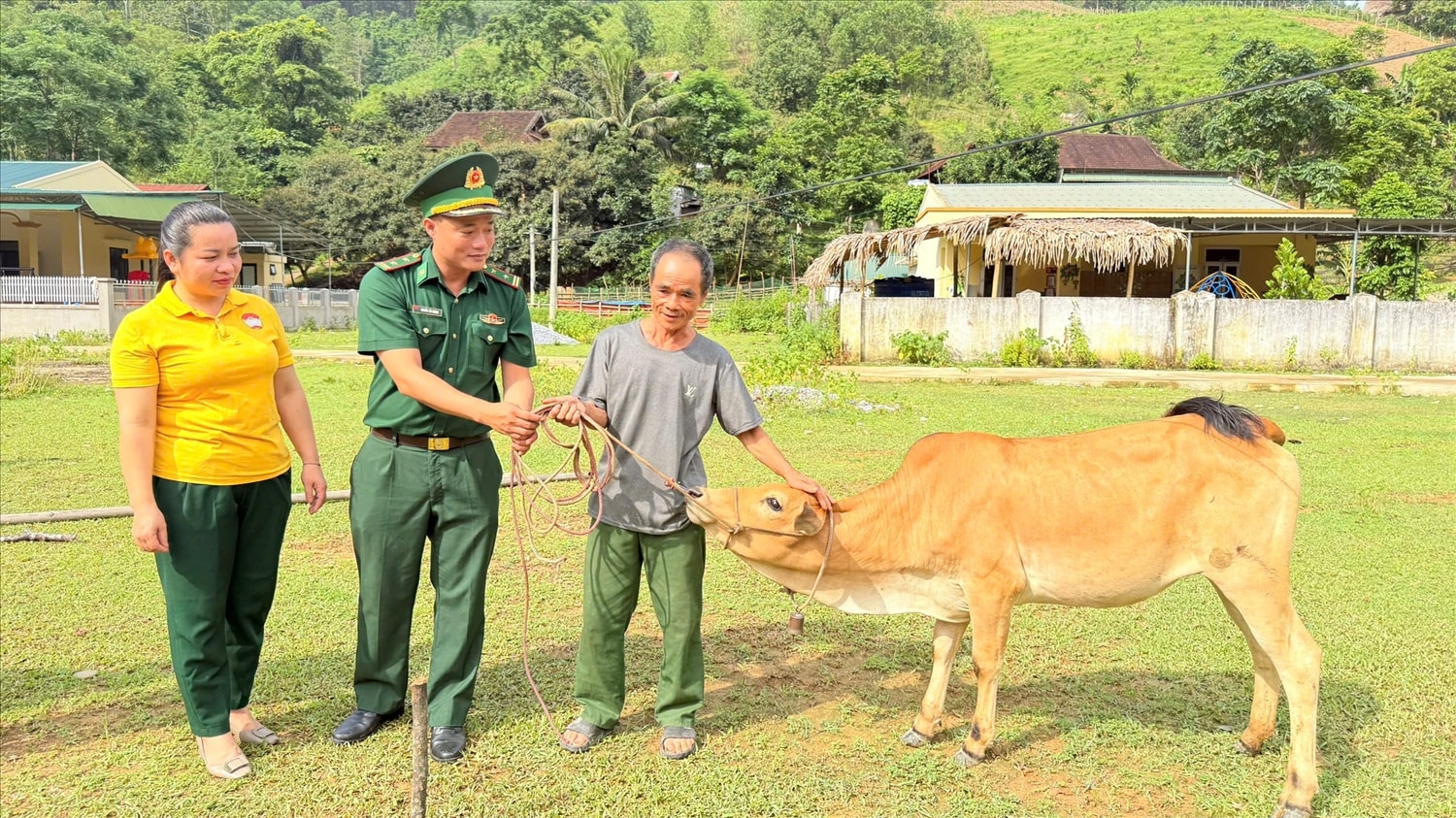 Đại diện Đồn Biên phòng Tam Quang và địa phương bàn giao con giống cho các hộ gia đình