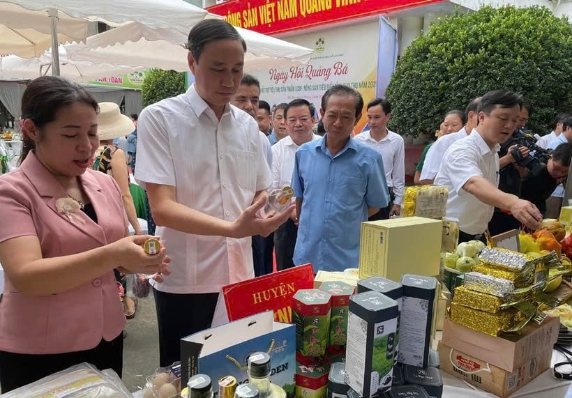 Các đại biểu tham quan gian hàng trưng bày các sản phẩm OCOP và nông sản tiêu biểu của các địa phương.Ảnh:TL Các đại biểu tham quan gian hàng trưng bày các sản phẩm OCOP và nông sản tiêu biểu của các địa phương.Ảnh:TL
