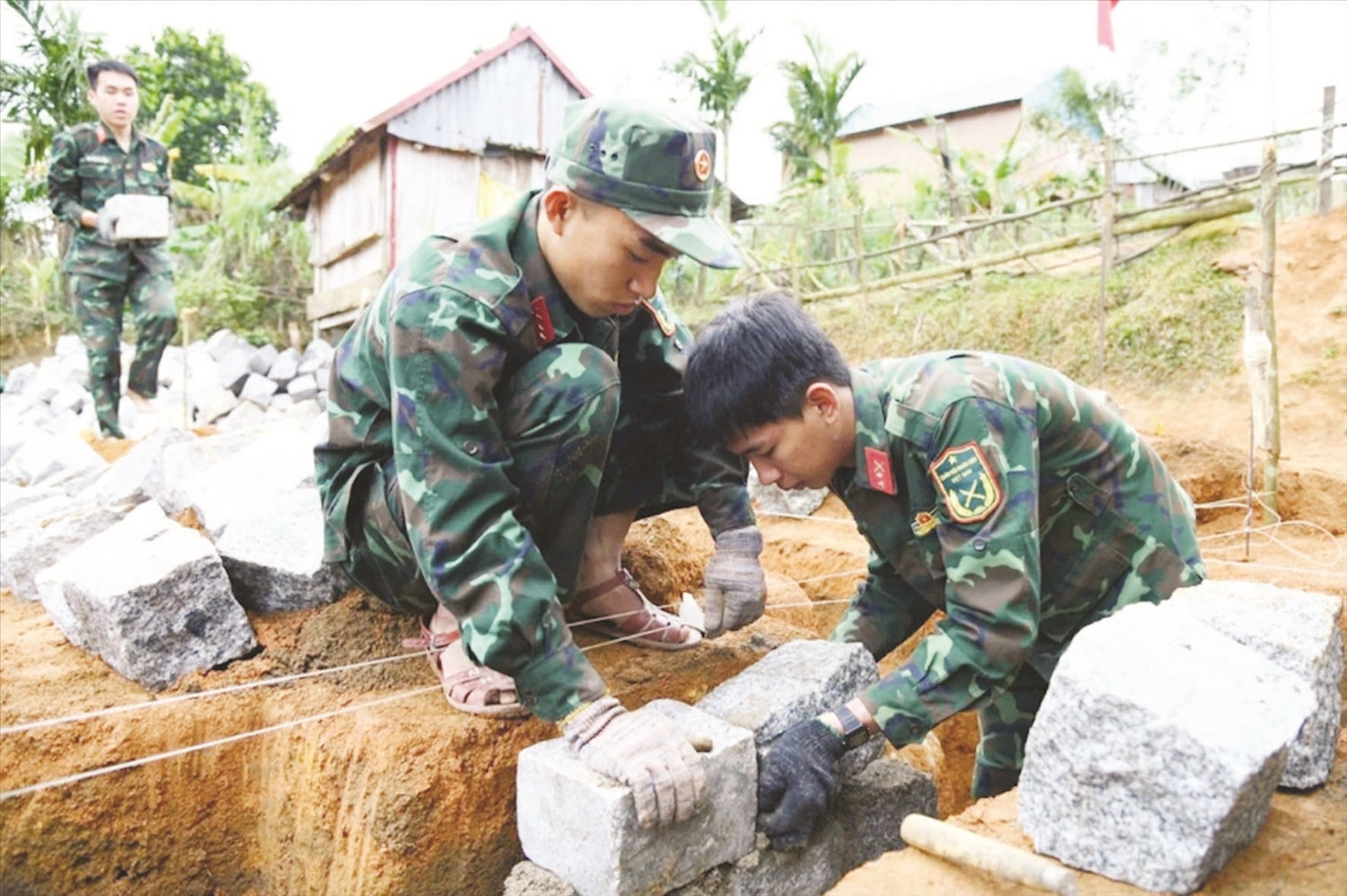 Chiến sĩ Bộ Chỉ huy Quân sự tỉnh Bình Định giúp người dân xã Canh Liên xây nhà
