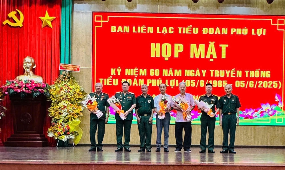 Ban Liên lạc trao huy hiệu Tiểu đoàn Phú Lợi Anh hùng cho các cựu chiến binh của Tiểu đoàn