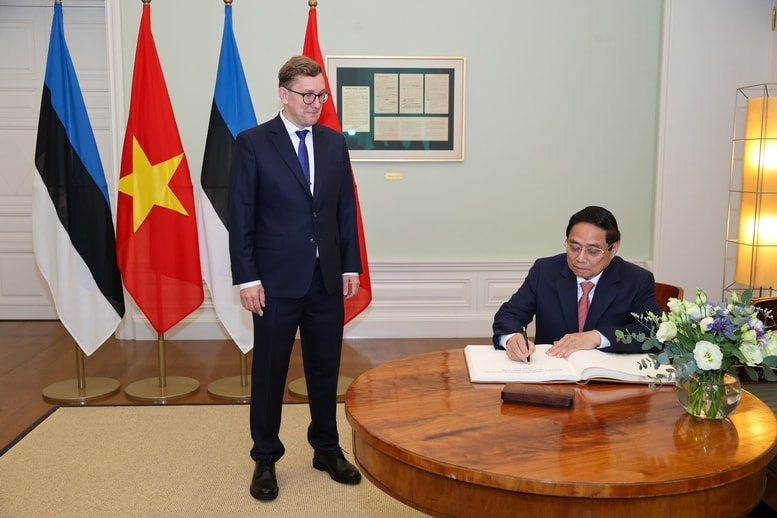 Thủ tướng Phạm Minh Chính ghi sổ lưu bút tại Văn phòng Thủ tướng - Ảnh: VGP/Nhật Bắc Thủ tướng Phạm Minh Chính ghi sổ lưu bút tại Văn phòng Thủ tướng - Ảnh: VGP/Nhật Bắc