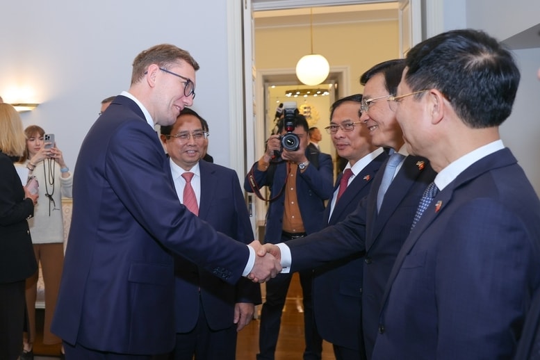 Thủ tướng Phạm Minh chính giới thiệu với Thủ tướng Kristen Michal các đại biểu của đoàn Việt Nam - Ảnh: VGP/Nhật Bắc Thủ tướng Phạm Minh chính giới thiệu với Thủ tướng Kristen Michal các đại biểu của đoàn Việt Nam - Ảnh: VGP/Nhật Bắc