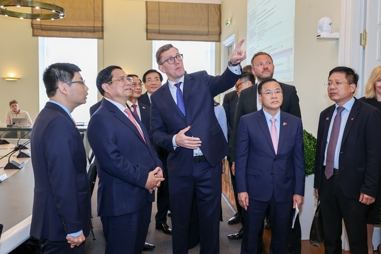 Thủ tướng Kristen Michal mời Thủ tướng Phạm Minh Chính tham quan Văn phòng Thủ tướng - Ảnh: VGP/Nhật Bắc Thủ tướng Kristen Michal mời Thủ tướng Phạm Minh Chính tham quan Văn phòng Thủ tướng - Ảnh: VGP/Nhật Bắc