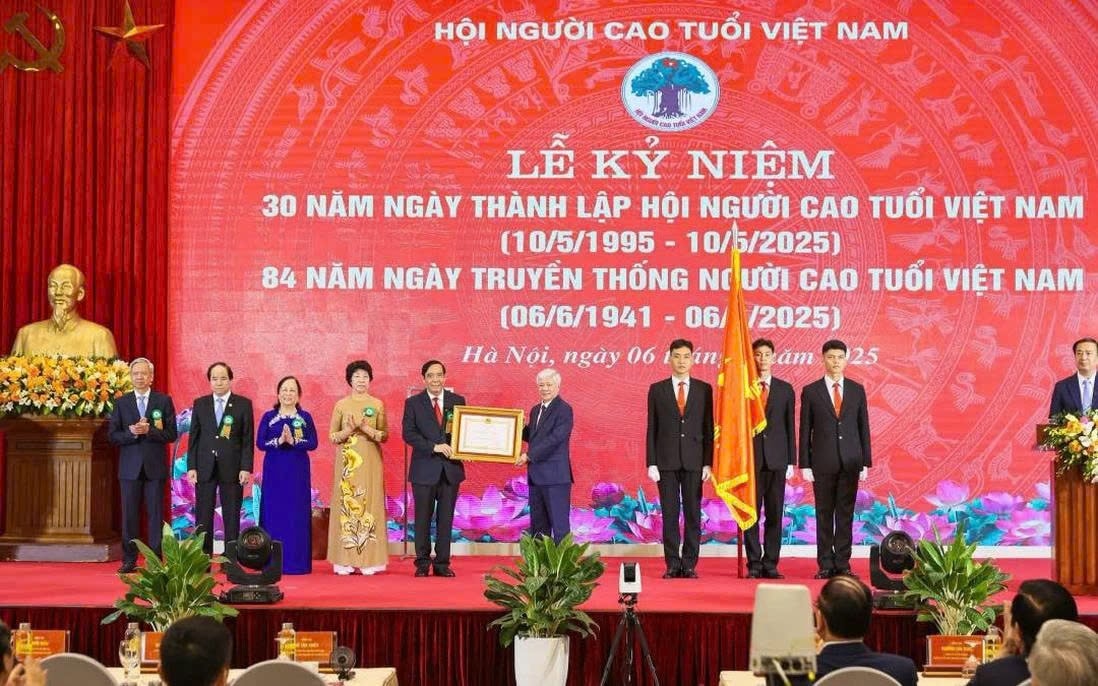 Ông Đỗ Văn Chiến - Ủy viên Bộ Chính trị, Bí thư Trung ương Đảng, Bí thư Đảng ủy Mặt trận Tổ quốc, các đoàn thể Trung ương, Chủ tịch Ủy ban trung ương Mặt trận Tổ quốc Việt Nam - trao Huân chương Lao động hạng Nhất tới Hội Người cao tuổi Việt Nam