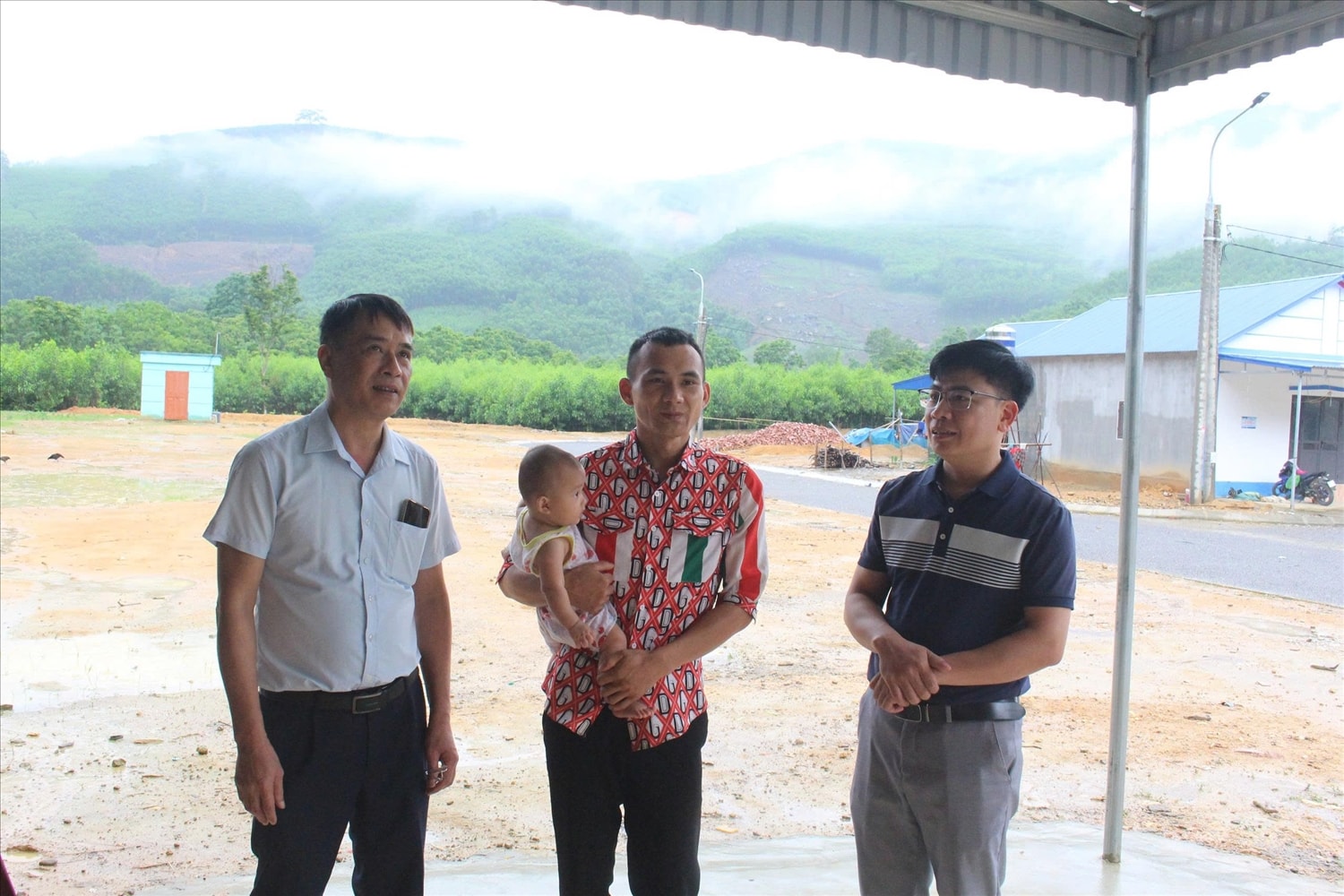 Ông Vũ Xuân Thái Trưởng phòng Dân tộc và Tôn giáo huyện Đồng Hỷ (áo xanh) và ông Ngô Văn Tài  Phó Chủ tịch UBND xã Văn Lăng (áo phông kẻ xanh) đến thăm hỏi gia đình anh Lý Văn Hồng và chị Sùng Thị Sáy tại Khu dân cư tập trung xóm Liên Phương xã Văn Lăng, huyện Đồng Hỷ, tỉnh Thái Nguyên. (ảnh Thảo Khánh)