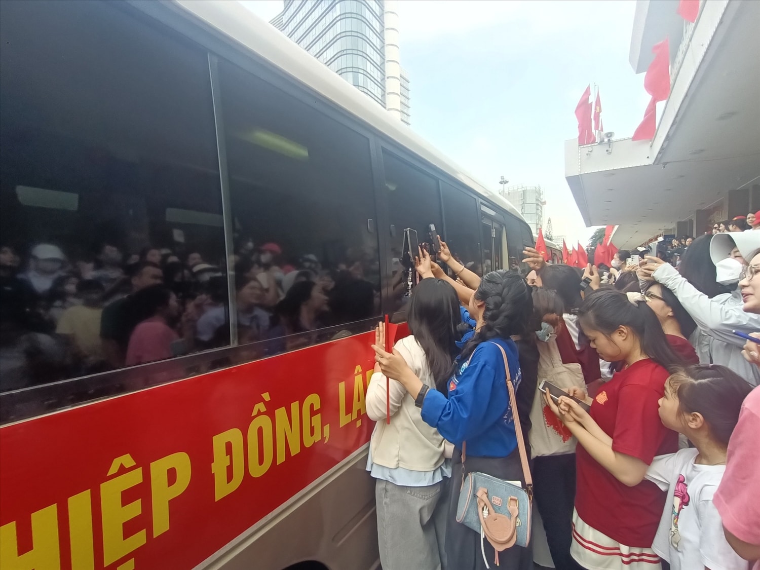 Lực lượng diễu binh được giới trẻ Thủ đô chào đón nồng nhiệt.
